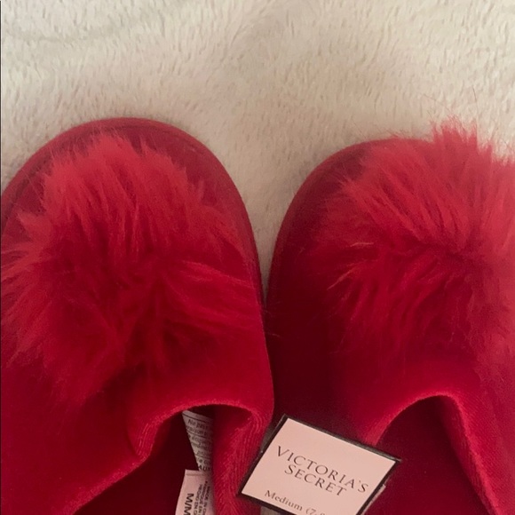 NWT Victoria’s Secret red slippers fits size 7-8 - Picture 5 of 5
